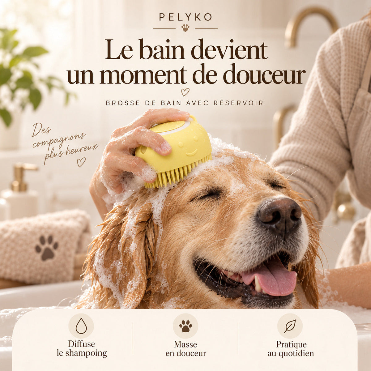 Brosse de bain PELYKO jaune à réservoir utilisée sur un golden retriever