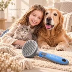 Brosse autonettoyante PELYKO posée près d'un golden retriever et d'un chat à poil long